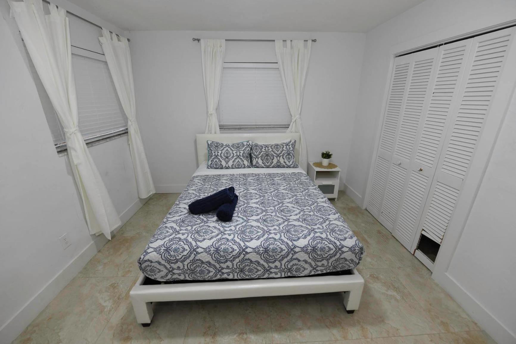 N61 Apartment Hollywood Bagian luar foto