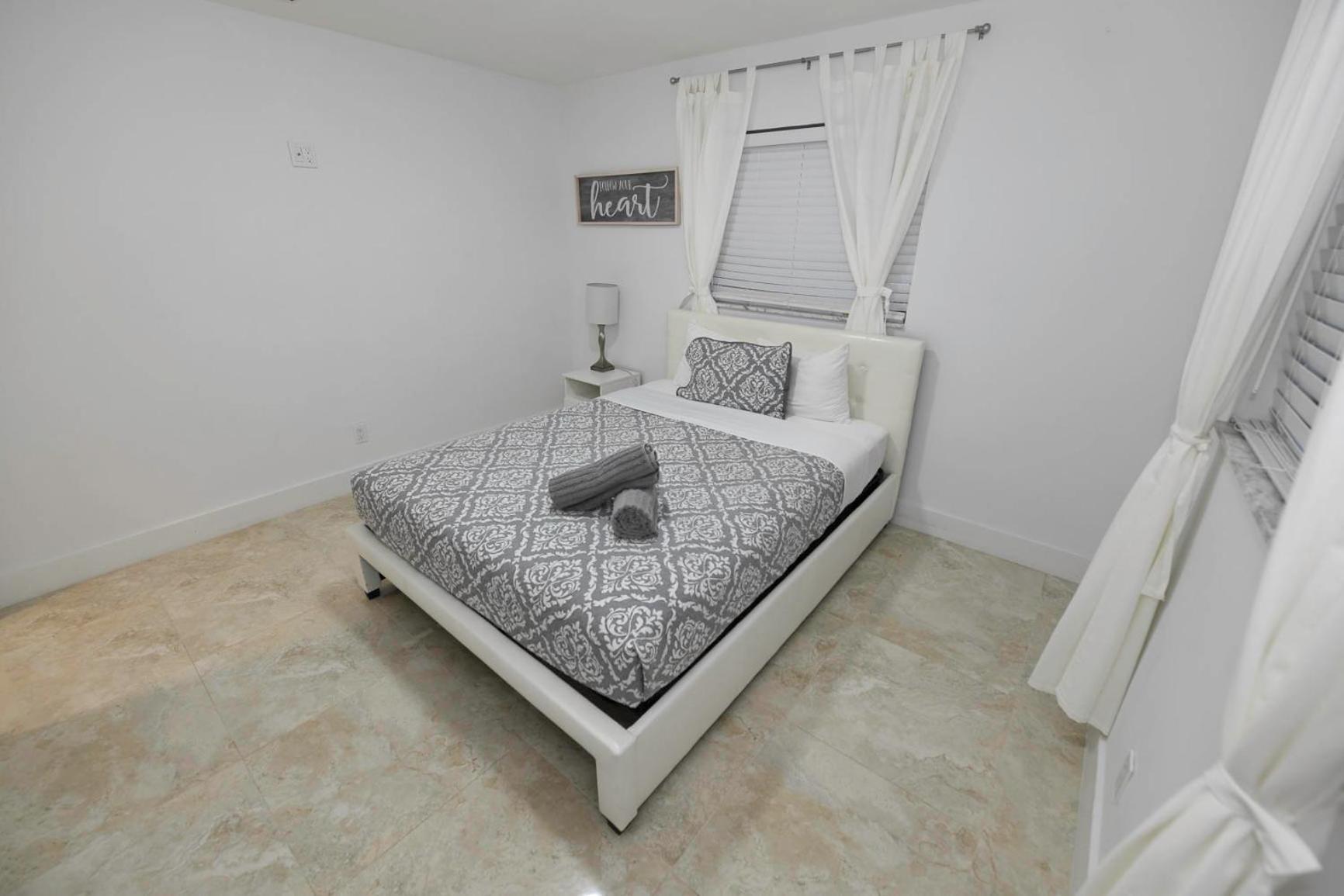 N61 Apartment Hollywood Bagian luar foto